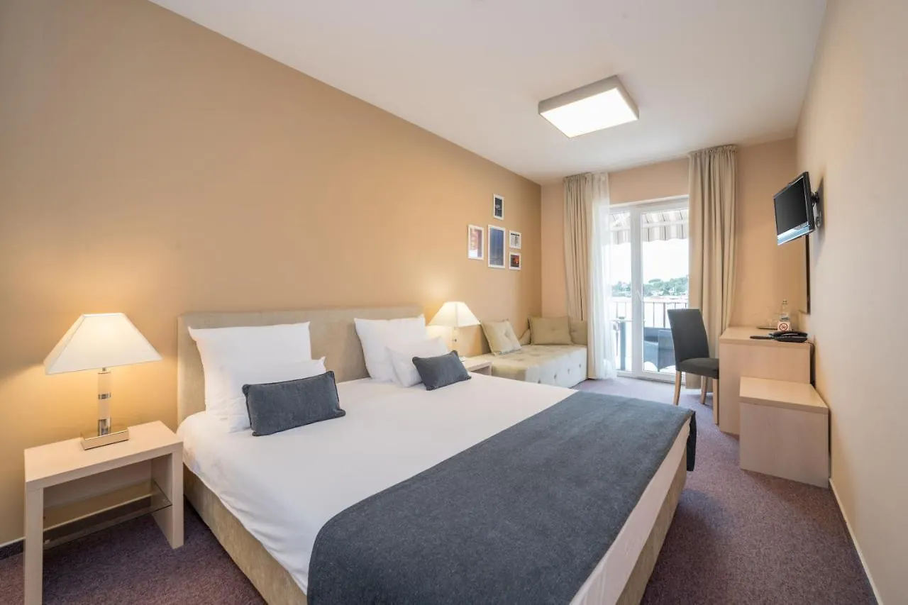 Hotel Zlatna Vala Pelegrin 3*,