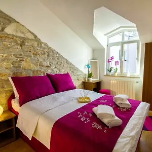 Point Bed & Breakfast Pola